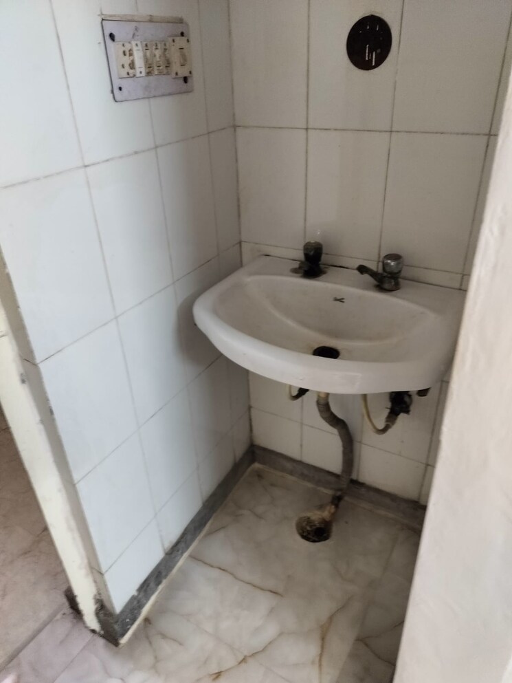 Bathroom, sector 99 1.5 Bedroom 425 Sq.Ft. Apartment In Sector 99 Noida 8306553