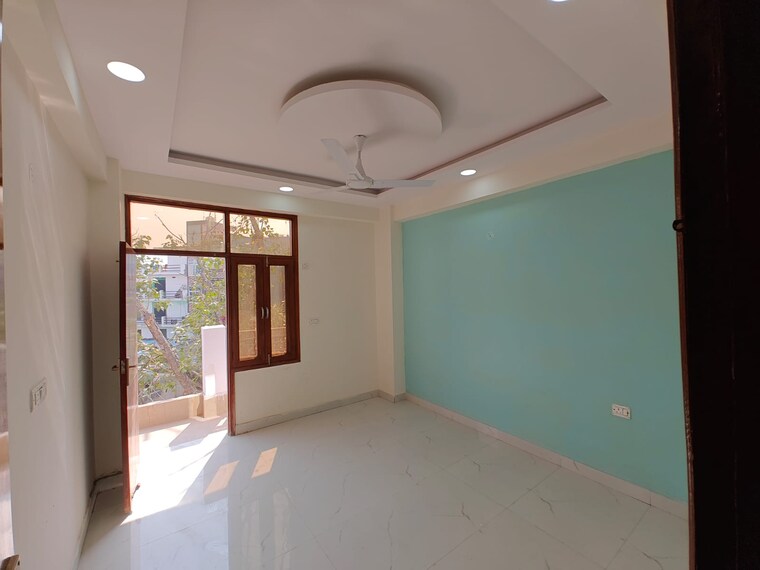 Room, sector 73 2 Bedroom 1000 Sq.Ft. Builder Floor In Sector 73 Noida 8306962