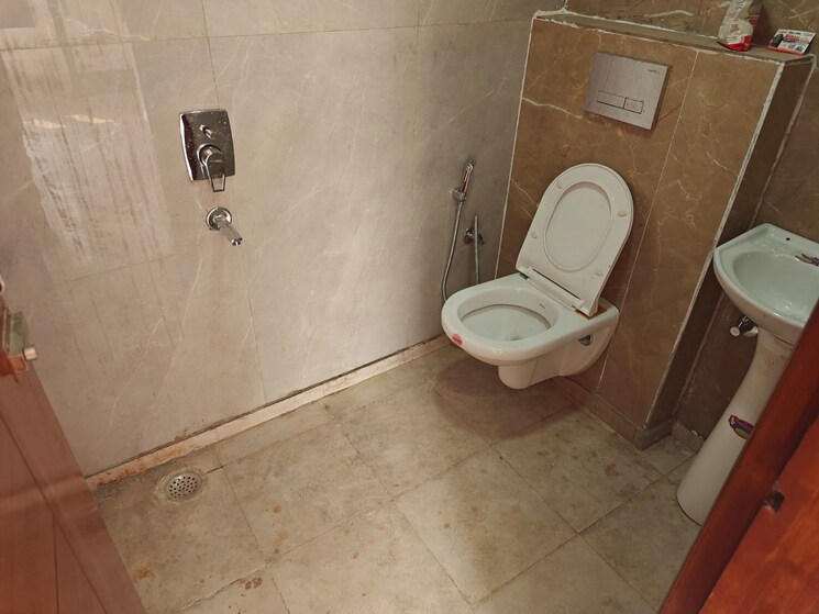 Bathroom, sector 73 2 Bedroom 1000 Sq.Ft. Builder Floor In Sector 73 Noida 8306965
