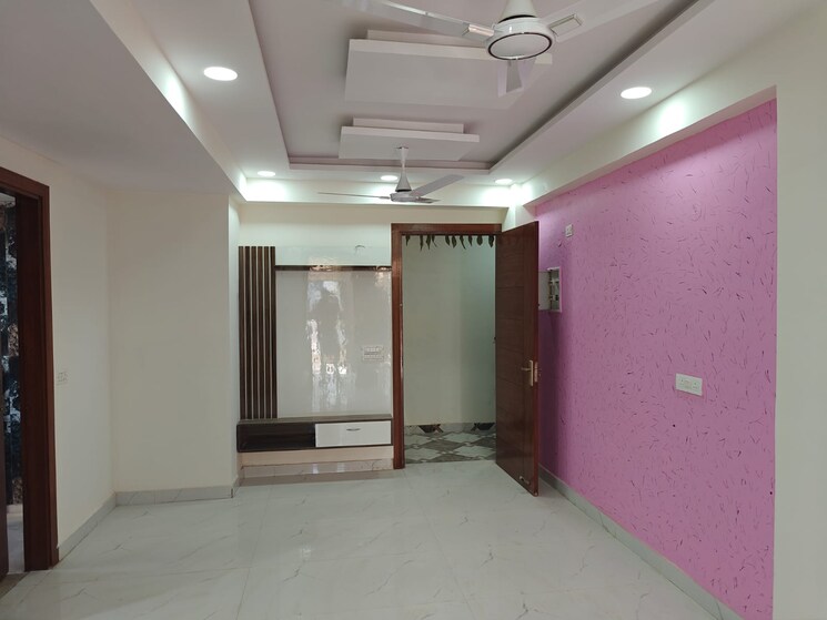 Room, sector 73 2 Bedroom 1000 Sq.Ft. Builder Floor In Sector 73 Noida 8306968