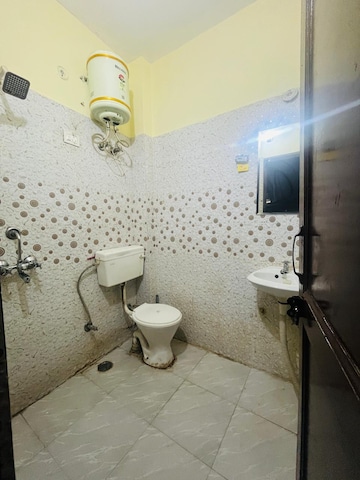 Bathroom in 1.5 BHK Builder Floor at Sushant Vyapaar Kendra, Sector 43 – for Rent