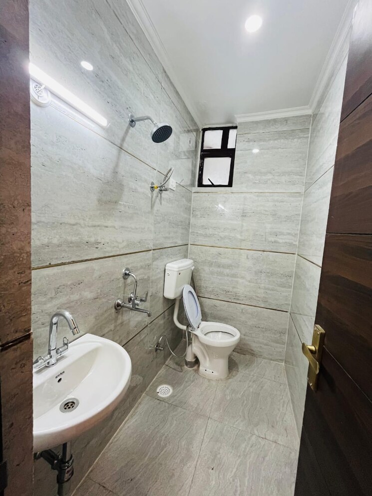 Bathroom, upsidc site b 3 Bedroom 1490 Sq.Ft. Builder Floor In Upsidc Site B Greater Noida 8307206