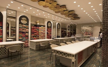 Showroom For Rent in Em Bypass