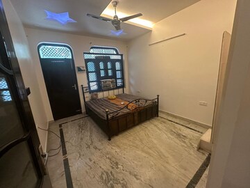 Room in 3.5 BHK Builder Floor at Sector 28 – for Rent