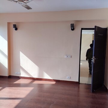 Room in 3 BHK Apartment at Unitech The Residences Gurgaon, Sector 33 – for Rent