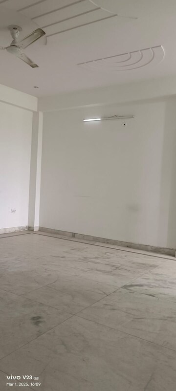 Room in 3 BHK Builder Floor at Uppal Southend, Sector 49 – for Rent