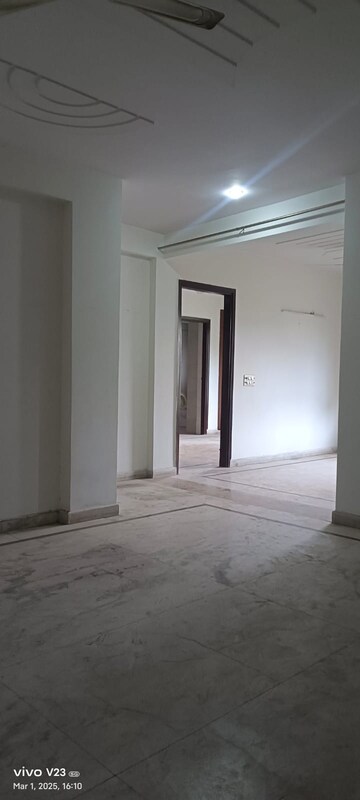 Room in 3 BHK Builder Floor at Uppal Southend, Sector 49 – for Rent