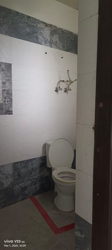 Bathroom in 3 BHK Builder Floor at Uppal Southend, Sector 49 – for Rent