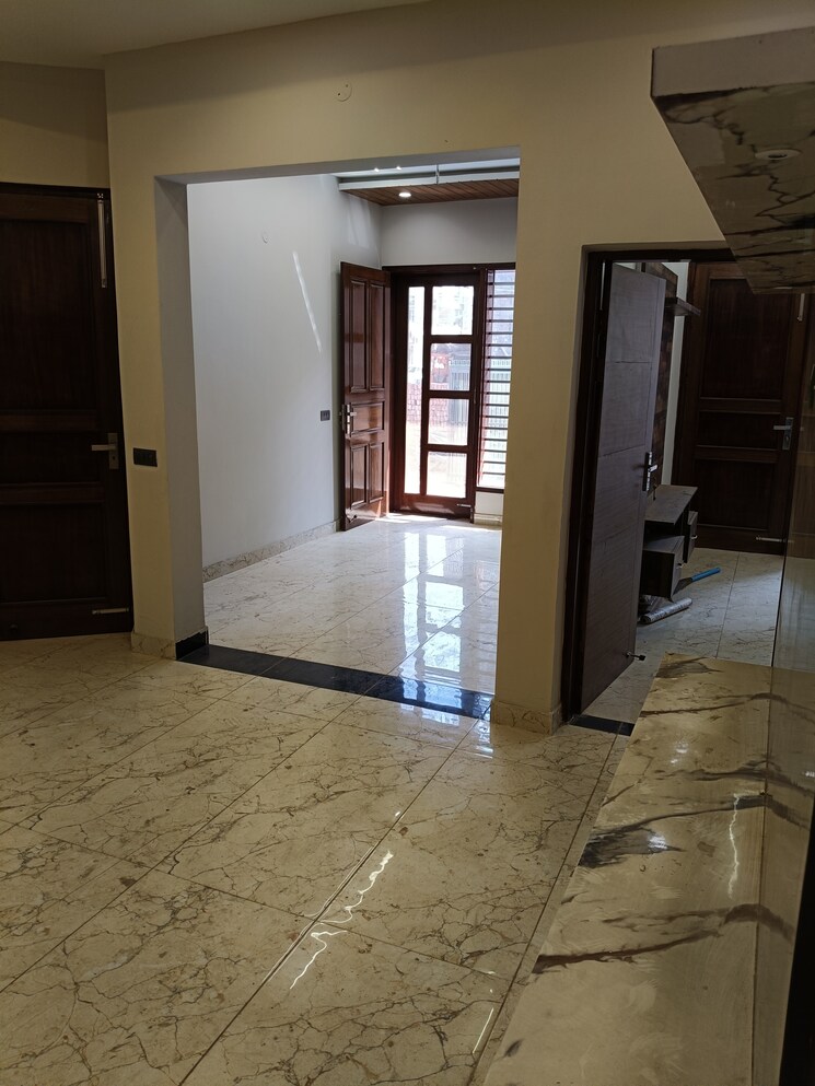 Room, dhakoli village 3 Bedroom 1100 Sq.Ft. Builder Floor In Dhakoli Village Zirakpur 8307581