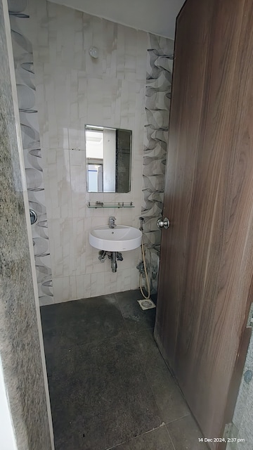 Attached Bathroom in 3 BHK Apartment at HDIL Metropolis Residences, Andheri West – for Rent