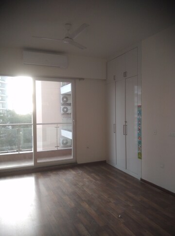 Room in 2.5 BHK Apartment at Microtek Greenburg, Sector 86 – for Sale