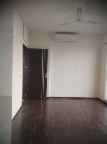 Room in 2.5 BHK Apartment at Microtek Greenburg, Sector 86 – for Sale