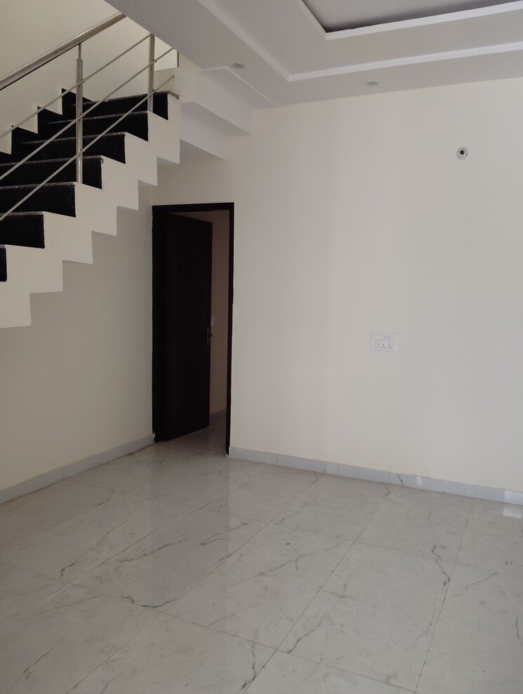 Room, sector 127 3 Bedroom 100 Sq.Yd. Villa In Sector 127 Mohali 8307968