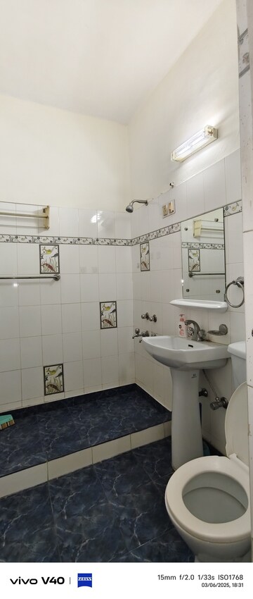 Master Bedroom in 2.5 BHK Apartment at Defence Colony – for Rent
