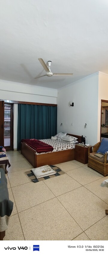 Living Room in 2.5 BHK Apartment at Defence Colony – for Rent