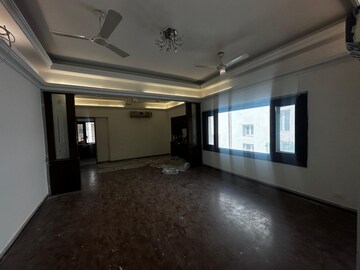 Parking in 3.5 BHK Apartment at Golf Links – for Rent
