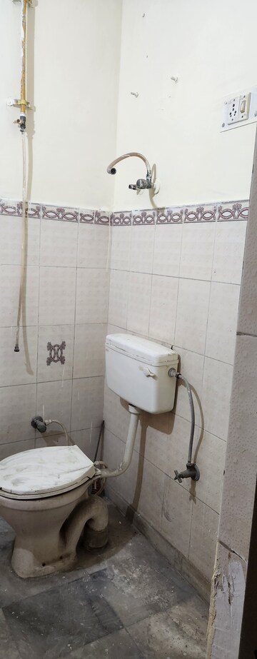 Bathroom in 2 BHK Builder Floor at Spring Field, Sector 31 – for Rent