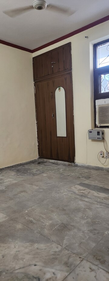 Room in 2 BHK Builder Floor at Spring Field, Sector 31 – for Rent
