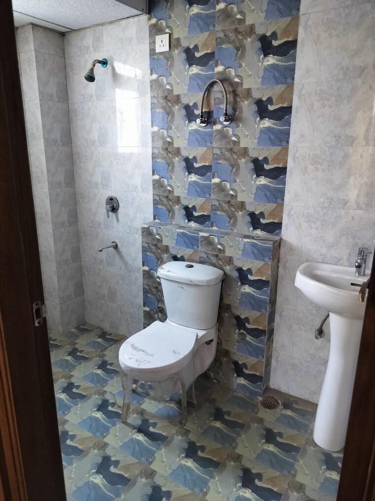 Attached Bathroom, sector 75 3 Bedroom 1600 Sq.Ft. Apartment In Sector 75 Faridabad 8308392