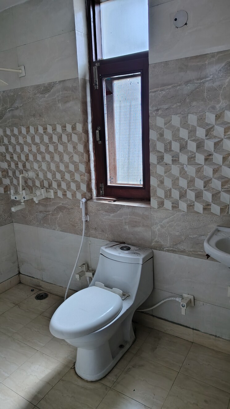 Bathroom, sector 122 3 Bedroom 1850 Sq.Ft. Builder Floor In Sector 122 Noida 8308777