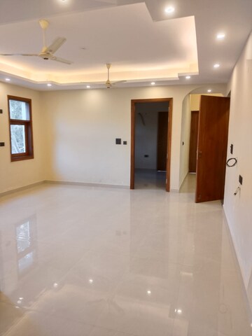 Room in 3 BHK Builder Floor at Sector 42 – for Sale