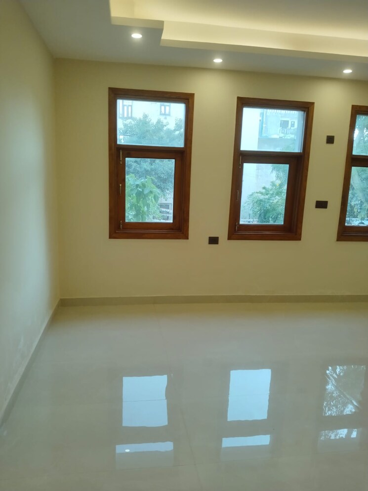 Room, sector 42 3 Bedroom 200 Sq.Yd. Builder Floor In Sector 42 Faridabad 8308875