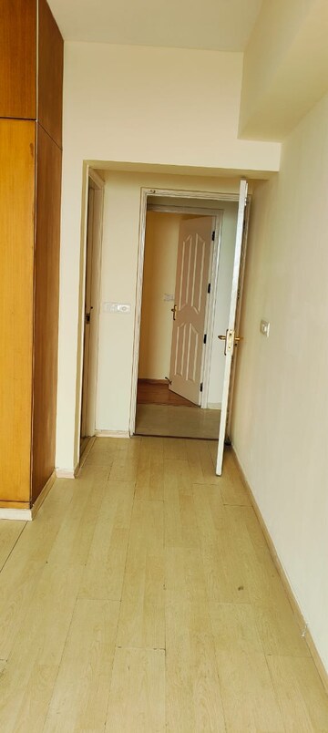 Room in 3 BHK Apartment at Pioneer Park Phase 1, Sector 61 – for Rent