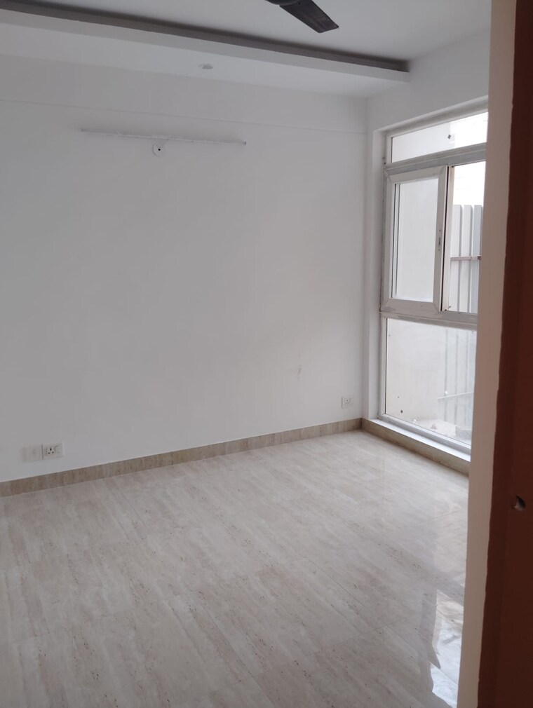 Room, sector 77 3.5 Bedroom 1720 Sq.Ft. Apartment In Sector 77 Faridabad 8308959