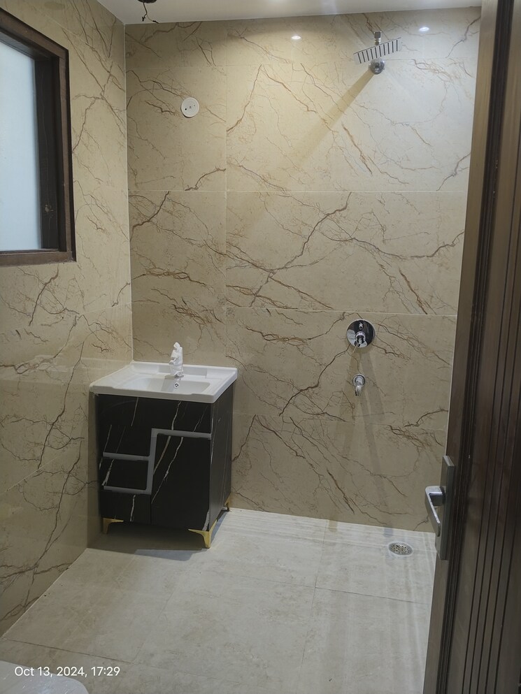 Bathroom, green fields colony 3 Bedroom 225 Sq.Yd. Builder Floor In Green Fields Colony Faridabad 8309026