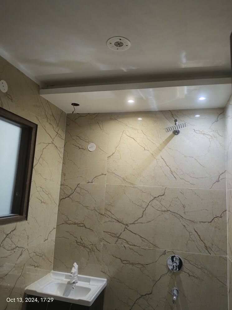 Bathroom, green fields colony 3 Bedroom 225 Sq.Yd. Builder Floor In Green Fields Colony Faridabad 8309026