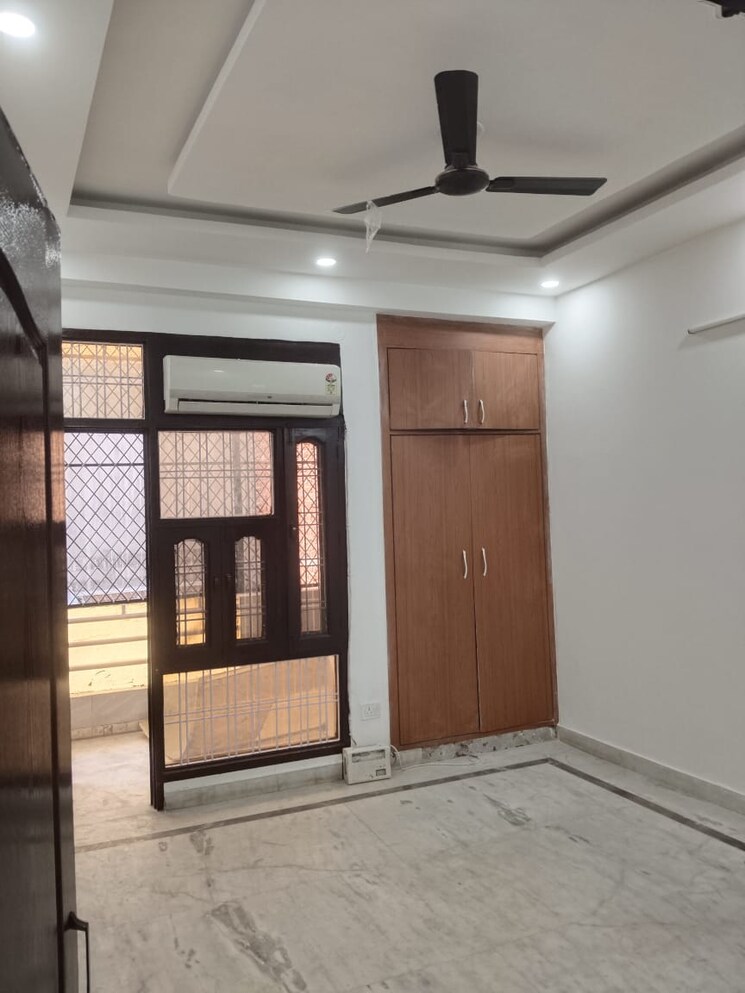 Room, sector 43 3 Bedroom 215 Sq.Yd. Builder Floor In Sector 43 Faridabad 8309119