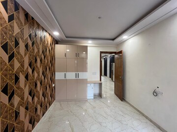 Building Lobby in 3 BHK Builder Floor at BPTP District, Sector 81 – for Sale