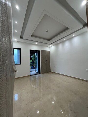 Room in 3 BHK Builder Floor at BPTP District, Sector 81 – for Sale