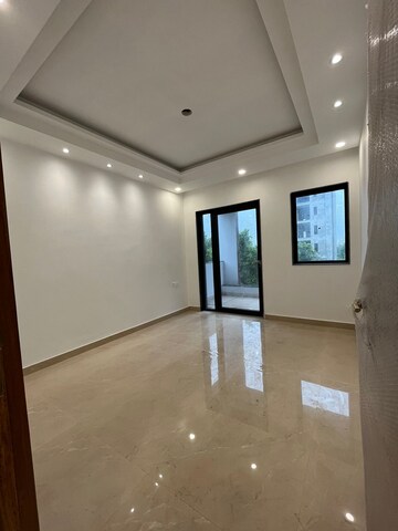 Room in 3 BHK Builder Floor at BPTP District, Sector 81 – for Sale