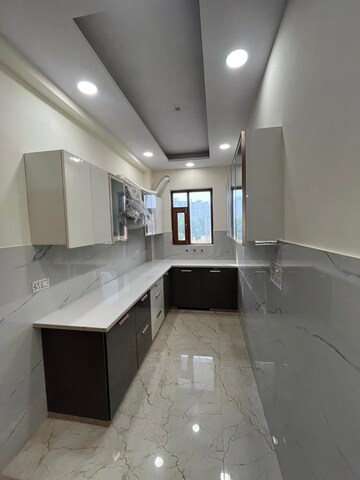 Kitchen in 3 BHK Builder Floor at BPTP District, Sector 81 – for Sale