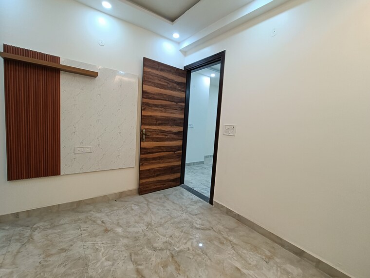 Room, uttam nagar west 3 Bedroom 100 Sq.Yd. Builder Floor In Uttam Nagar West Delhi 8309369
