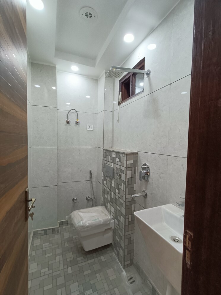 Bathroom, uttam nagar west 3 Bedroom 100 Sq.Yd. Builder Floor In Uttam Nagar West Delhi 8309369