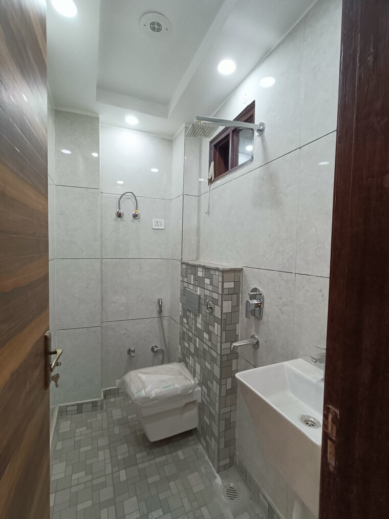 Bathroom, uttam nagar west 3 Bedroom 100 Sq.Yd. Builder Floor In Uttam Nagar West Delhi 8309369