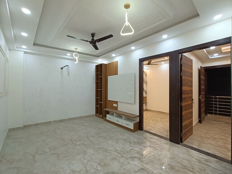 Room, uttam nagar west 3 Bedroom 100 Sq.Yd. Builder Floor In Uttam Nagar West Delhi 8309369