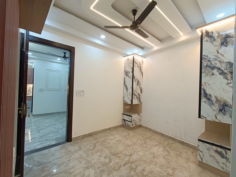 Room, uttam nagar west 3 Bedroom 100 Sq.Yd. Builder Floor In Uttam Nagar West Delhi 8309369
