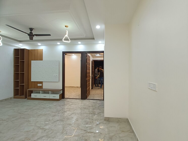 Room, uttam nagar west 3 Bedroom 100 Sq.Yd. Builder Floor In Uttam Nagar West Delhi 8309369