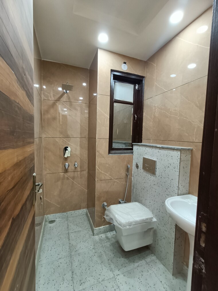 Bathroom, uttam nagar west 3 Bedroom 100 Sq.Yd. Builder Floor In Uttam Nagar West Delhi 8309369