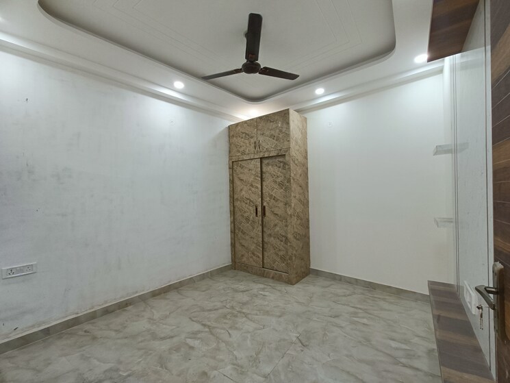 Room, uttam nagar west 3 Bedroom 100 Sq.Yd. Builder Floor In Uttam Nagar West Delhi 8309369