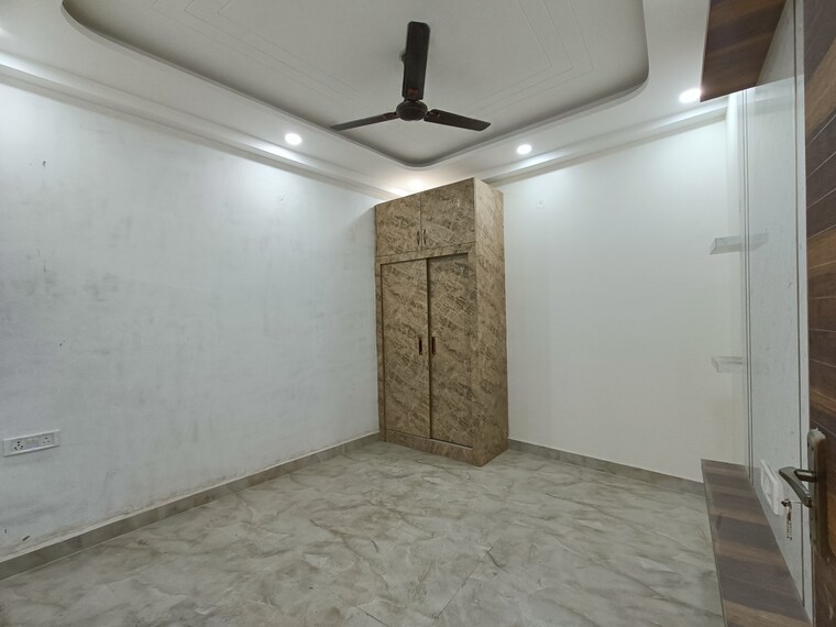 Room, uttam nagar west 3 Bedroom 100 Sq.Yd. Builder Floor In Uttam Nagar West Delhi 8309369