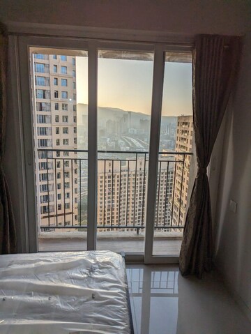 Room in 2 BHK Apartment at Rustomjee Urbania Azziano, Majiwada – for Rent