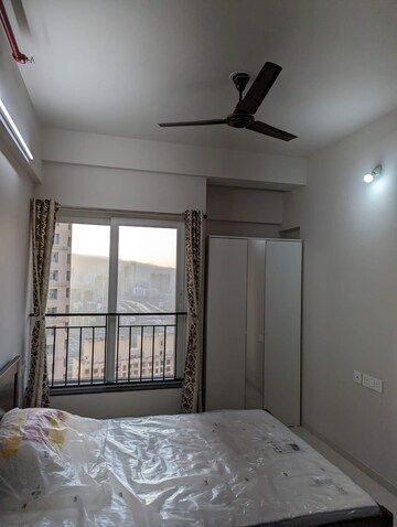 Room in 2 BHK Apartment at Rustomjee Urbania Azziano, Majiwada – for Rent