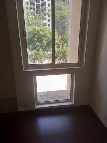 Room in 3.5 BHK Apartment at Jaypee Greens Kosmos, Sector 134 – for Sale