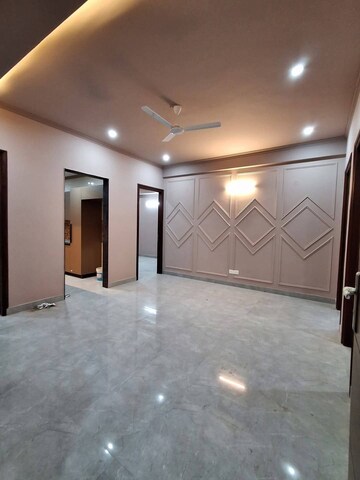 Room in 3 BHK Builder Floor at Sector 31 – for Rent