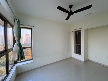 Room in 2 BHK Apartment at Kalpataru Paramount, Kapur Bawdi – for Rent