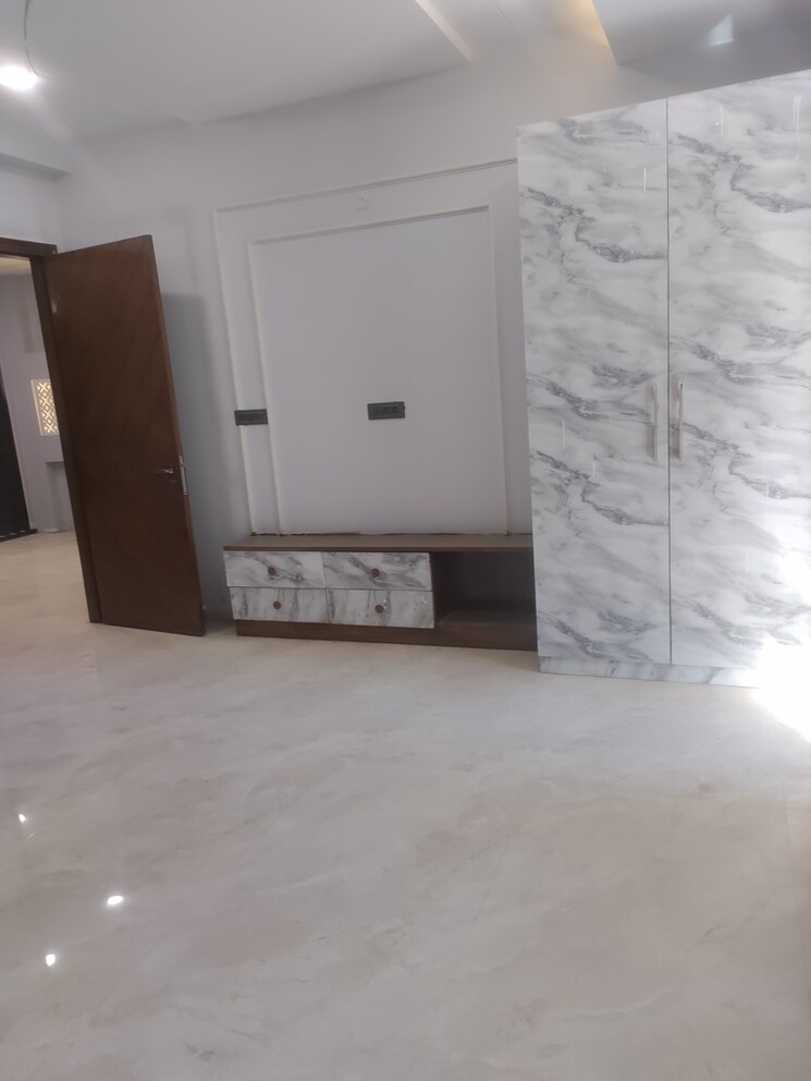 Room, sector 85 4 Bedroom 303 Sq.Yd. Builder Floor In Sector 85 Faridabad 8309945